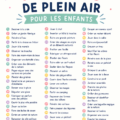 Des enfants s'amusant en plein air avec des jeux variés.