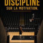Femme méditant, représentant la discipline et la concentration sur ses objectifs