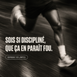 Femme souriante appliquant sa routine de discipline au quotidien.