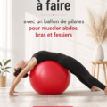 Femme effectuant un exercice abdominaux avec un ballon de pilates dans un salon lumineux.