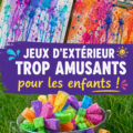 Des enfants jouant ensemble à l'extérieur dans un parc ensoleillé.