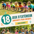 Jeunes enfants jouant à un jeu d'extérieur, riant et s'amusant.