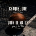 Une femme souriante adoptant une mentalité positive, prête à relever les défis du quotidien.