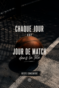 Une femme souriante adoptant une mentalité positive, prête à relever les défis du quotidien.