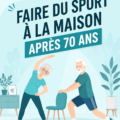 Une femme senior souriante fait des exercices dans son salon, représentant le sport à domicile après 70 ans.
