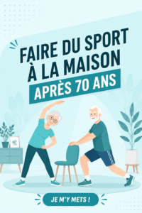 Une femme senior souriante fait des exercices dans son salon, représentant le sport à domicile après 70 ans.