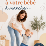 Un bébé souriant tentant de faire ses premiers pas dans un environnement sécurisé.