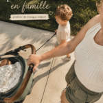 Famille souriante en promenade matinale dans le parc
