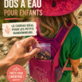 Un enfant souriant avec un Camelbak sur le dos lors d'une randonnée