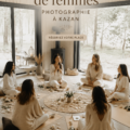 Un groupe de femmes souriantes réunies lors d'un cercle de femmes à Kazan, immortalisé par un photographe.