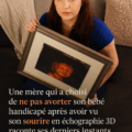 Une mère tient tendrement son bébé dans ses bras, rayonnante de bonheur malgré une situation difficile.