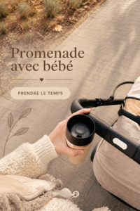 Une mère marchant avec son bébé dans un parc verdoyant, souriant et profitant de la nature.