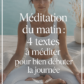 Femme méditant paisiblement le matin avec des textes inspirants autour d'elle.