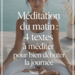 Femme méditant paisiblement le matin avec des textes inspirants autour d'elle.
