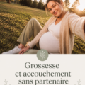 Femme enceinte seule en train de se préparer pour son accouchement, souriante et sereine.