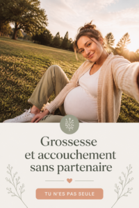 Femme enceinte seule en train de se préparer pour son accouchement, souriante et sereine.