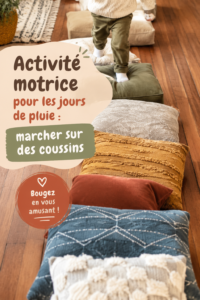 Des enfants s'amusent à marcher sur des coussins colorés dans un salon chaleureux