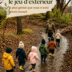 Une famille jouant ensemble au bingo de la nature dans un parc, sourires aux lèvres.