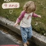 Un enfant de 4 ans jouant avec des cubes éducatifs, renforçant ses compétences motrices.