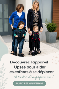 Un enfant utilisant le dispositif de mobilité Upsee, souriant et explorant son environnement