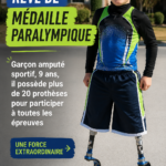 Portrait d'un jeune athlète amputé souriant, avec ses prothèses sportives.