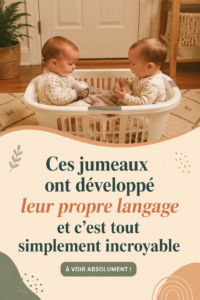 Deux jumeaux en train de jouer ensemble, illustrant leur connexion unique et leur langage inventé.