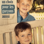 Une femme souriante porte une tenue élégante et modeste, symbolisant la beauté de la modestie.