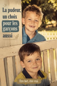 Une femme souriante porte une tenue élégante et modeste, symbolisant la beauté de la modestie.