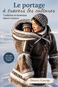 Une maman portant son bébé dans un porte-bébé traditionnel coloré.