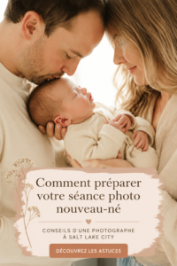 Une mère prépare son nouveau-né pour une séance photo dans un cadre chaleureux et familier.