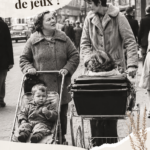 Image nostalgique évoquant des souvenirs d'enfance avec un bâton de craie et des grandes chaussures
