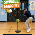 Femme pratiquant le jeu de balle avec une batte sur un terrain de sport.