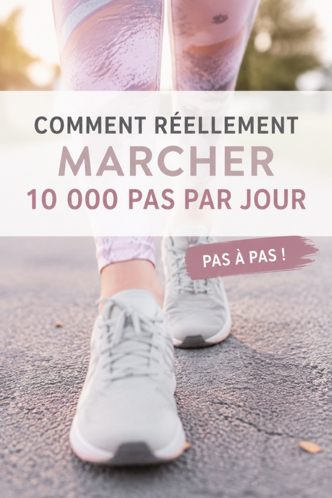 Femme marchant dans un parc, souriante et active, représentant une routine de marche quotidienne