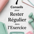 Femme souriante en train de faire de l'exercice à la maison, motivée et heureuse.