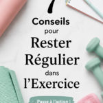 Femme souriante en train de faire de l'exercice à la maison, motivée et heureuse.