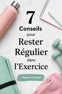 Femme souriante en train de faire de l'exercice à la maison, motivée et heureuse.