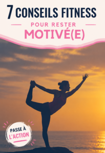 Femme en pleine séance d'exercice motivée et souriante