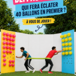 Un groupe d'amis réunis pour un challenge amusant autour de ballons colorés.