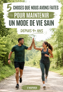 Une femme souriante pratiquant le yoga en pleine nature, symbole d'un mode de vie sain et équilibré.