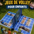 Enfants jouant au volley-ball en extérieur, courant et s’amusant.