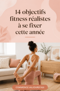 Femme souriante s'entraînant avec des haltères, symbolisant des objectifs de fitness réalisables.