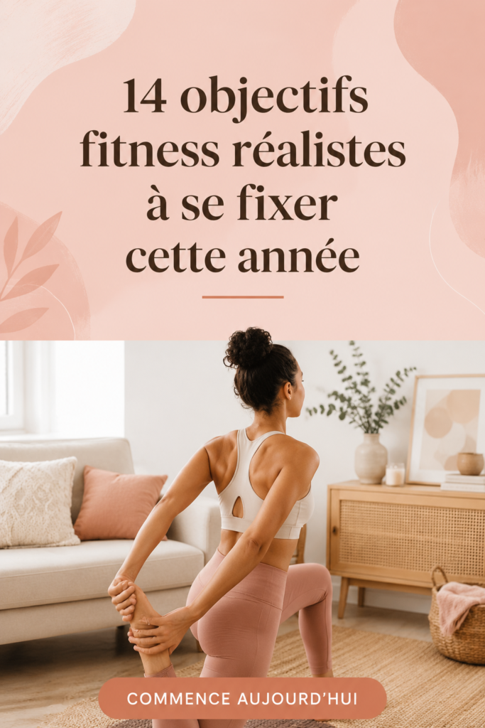 Femme souriante s'entraînant avec des haltères, symbolisant des objectifs de fitness réalisables.