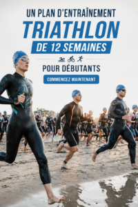 Femme courant dans un parc, représentant une séance d'entraînement triathlon