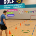 Une classe d'élèves pratiquant le soccer golf dans le parc.