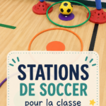 Des enfants s'amusent en pratiquant des stations de football dans une salle de classe.