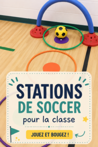 Des enfants s'amusent en pratiquant des stations de football dans une salle de classe.