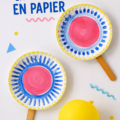 Un groupe d'enfants jouant au tennis avec des assiettes en papier dans un jardin.