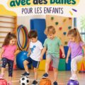 Enfants jouant avec des ballons colorés dans un parc