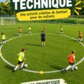 Enfants jouant au football dans un parc, s'amusant avec des exercices créatifs.