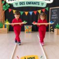 Un enfant s'amusant avec des jeux d'équilibre en extérieur.